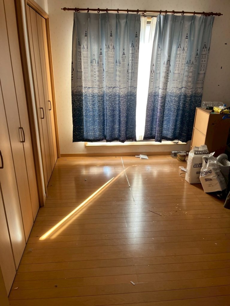 alt属性: 【作業後】整理後の洋室の角。窓際に光が差し込み、床の散乱物がなくなりました。