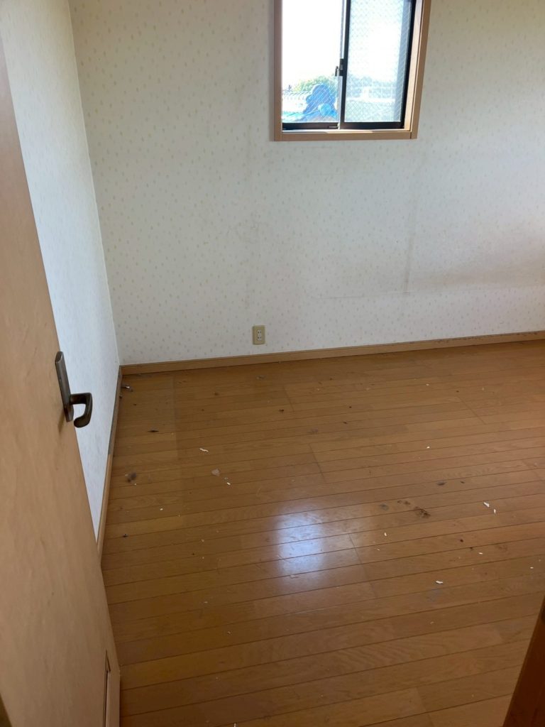 alt属性: 【作業後】不用品をすべて回収し床が見えた洋室。清掃完了。