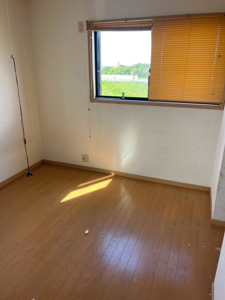 alt属性: 【作業後】不用品をすべて回収し床が見えた洋室。清掃完了。