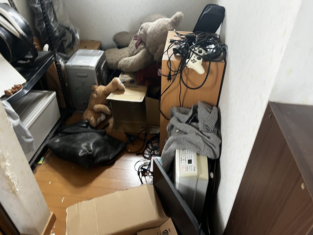 名古屋市北区の片付け前の和室。床に散乱したぬいぐるみと雑貨。
